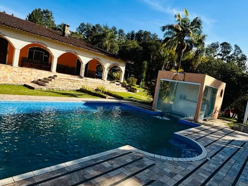 Piscina de frente para a varanda de arcos