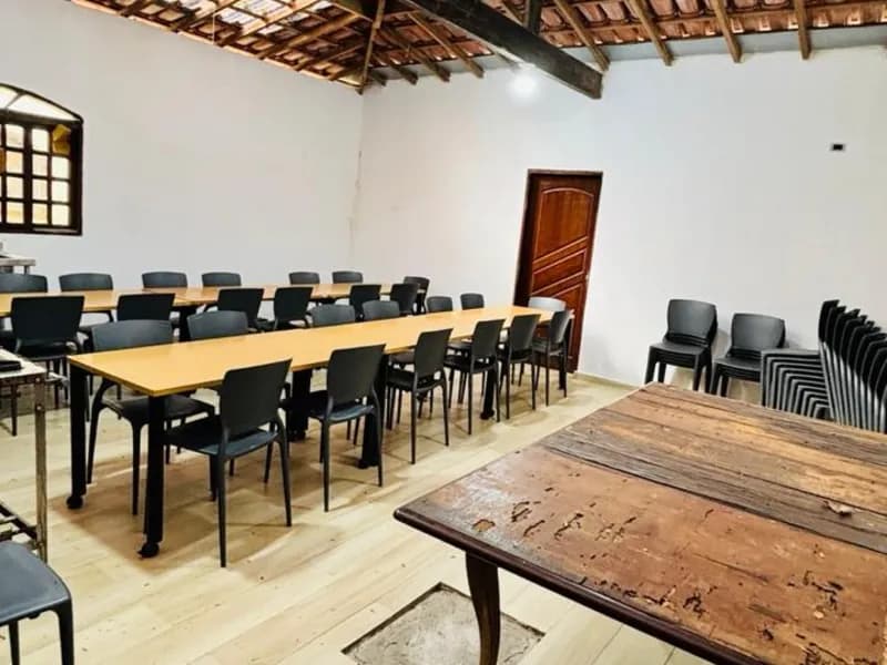 Salão de telhado aparente, mesa para 20