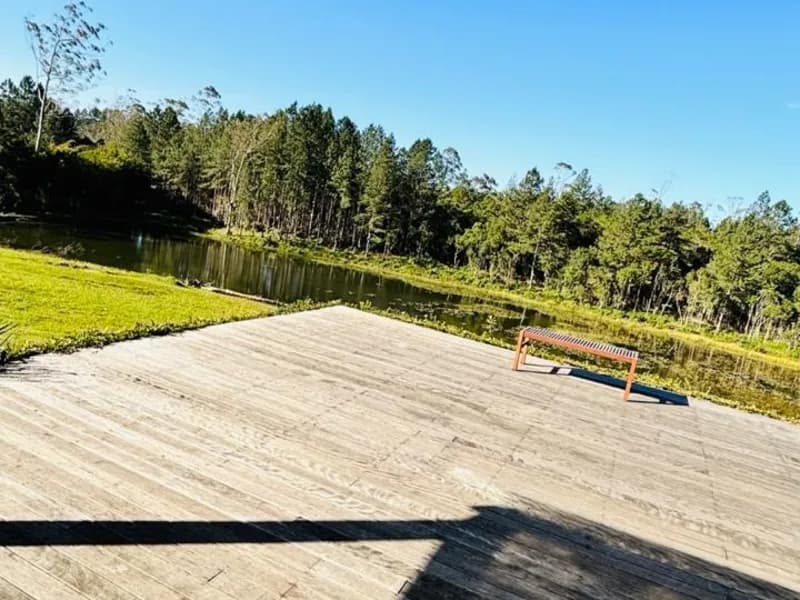 Deck de madeira, banco virado para a água