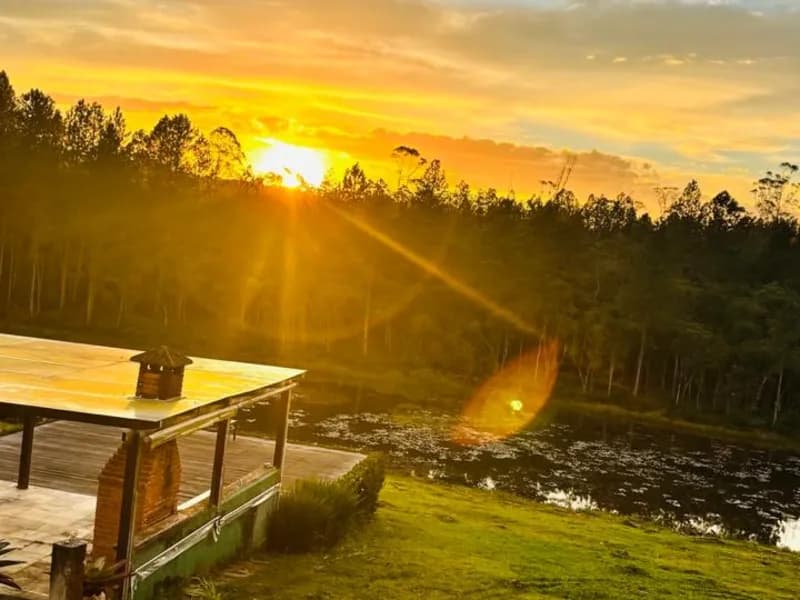 O pôr do sol se vê da varanda