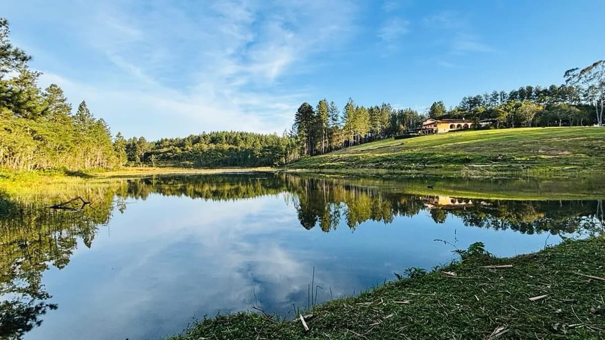 O lago ocupa a frente inteira do terreno da casa de campo em Parelheiros