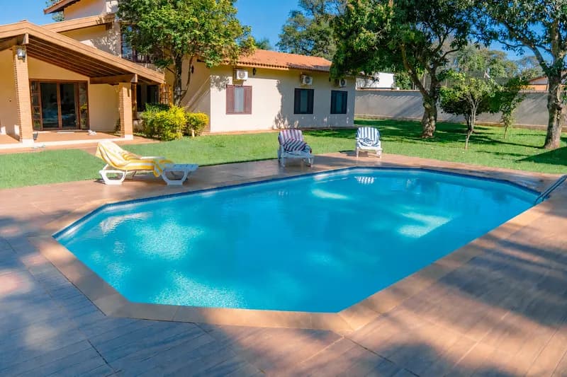 Piscina com deck amplo em volta