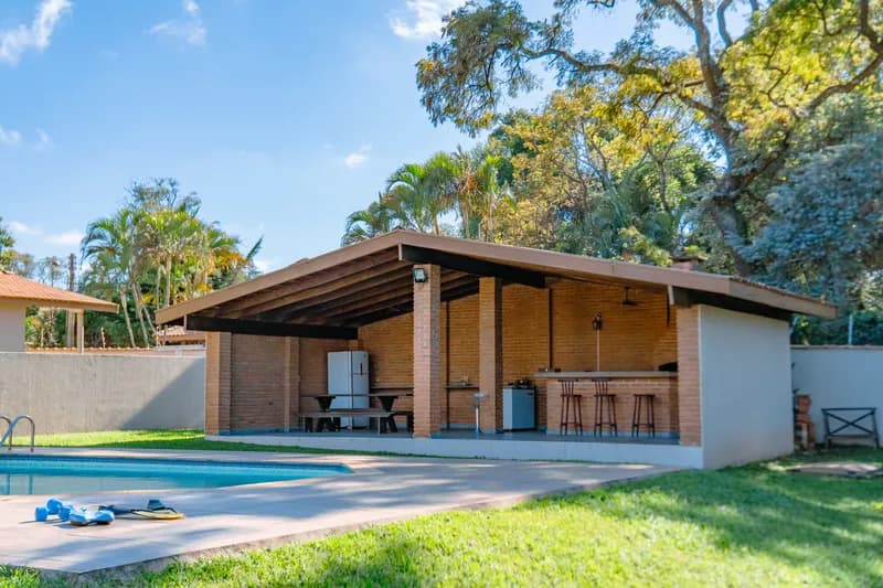Espaço gourmet coberto, ao lado da piscina