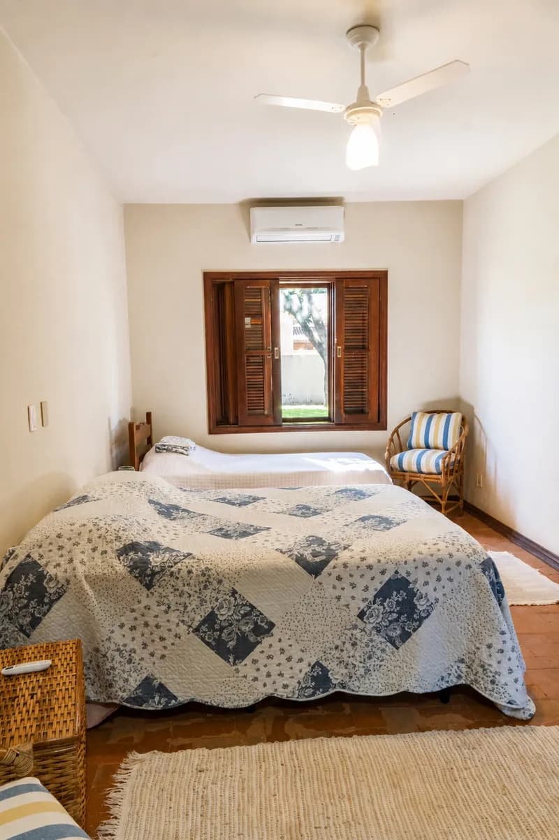 Suíte com cama de casal e cama de solteiro
