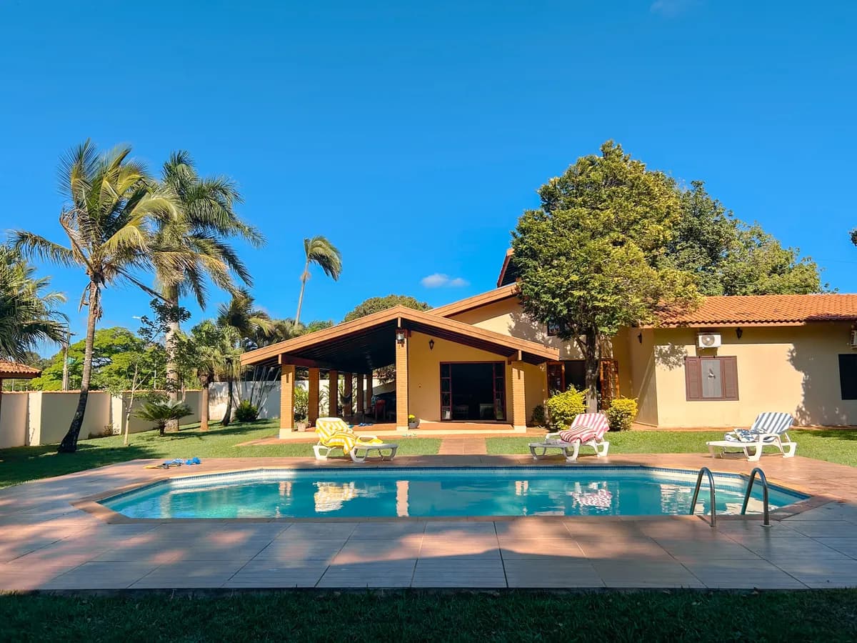 Piscina, varanda e espaço gourmet no jardim da casa em Costa Azul, Avaré