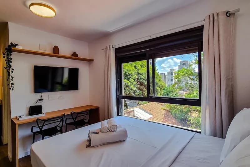 A cama de frente para as árvores