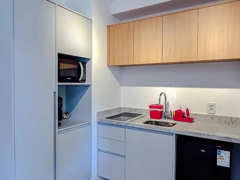 Cozinha com cooktop e micro-ondas