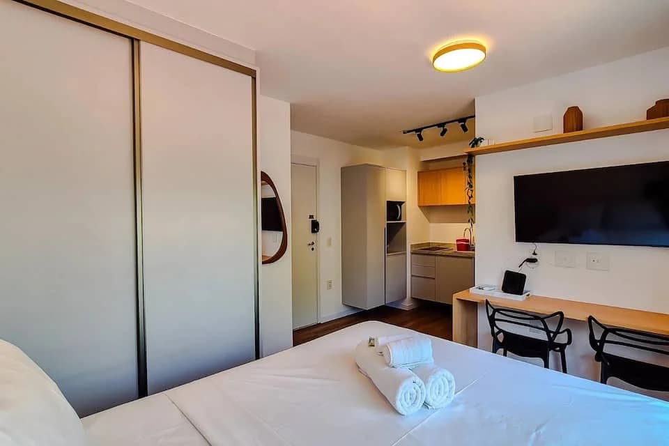 O studio inteiro em um olhar: cama, bancada e cozinha em Perdizes, São Paulo