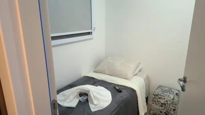 segundo quarto com cama de solteiro