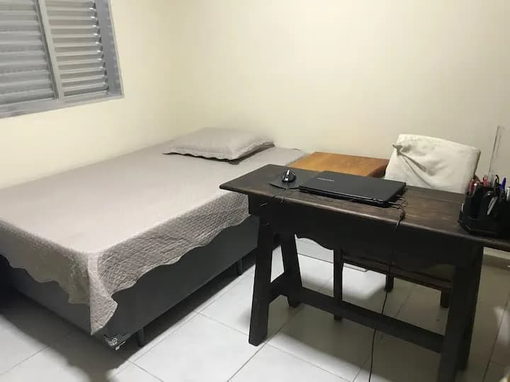 quarto de casal com mesa de trabalho