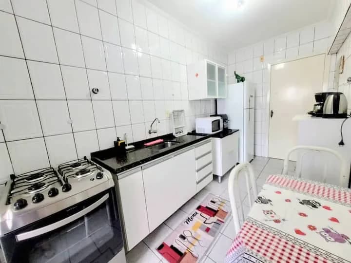 Cozinha completa com fogão e geladeira