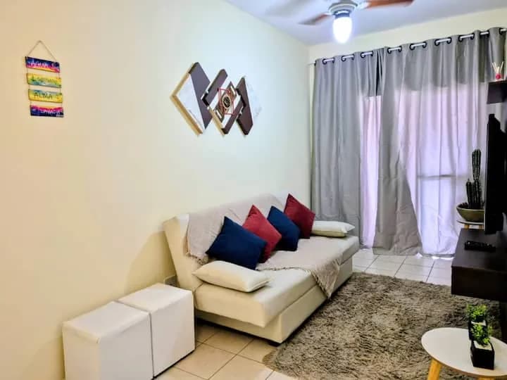 Sofá-cama da sala com almofadas coloridas