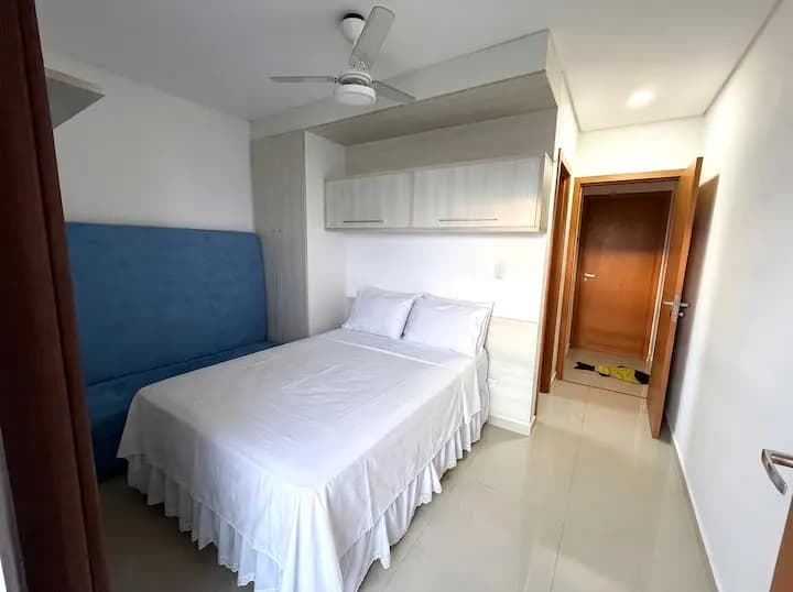 quarto com cama de casal e ventilador de teto