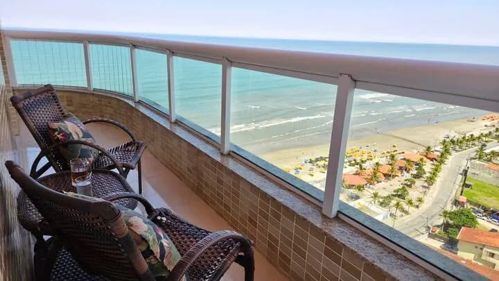 varanda com poltronas de frente para a praia
