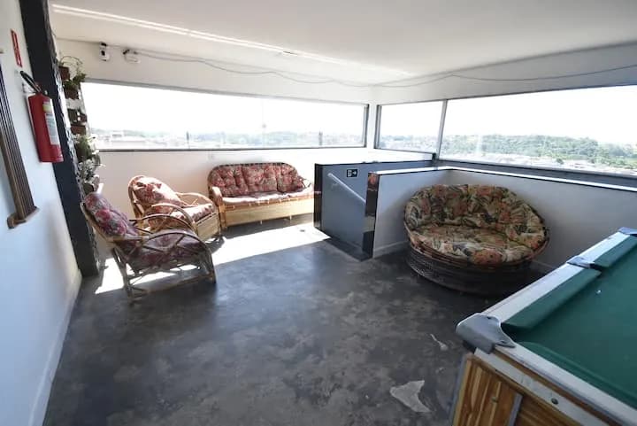 lounge com poltronas e janelas panorâmicas