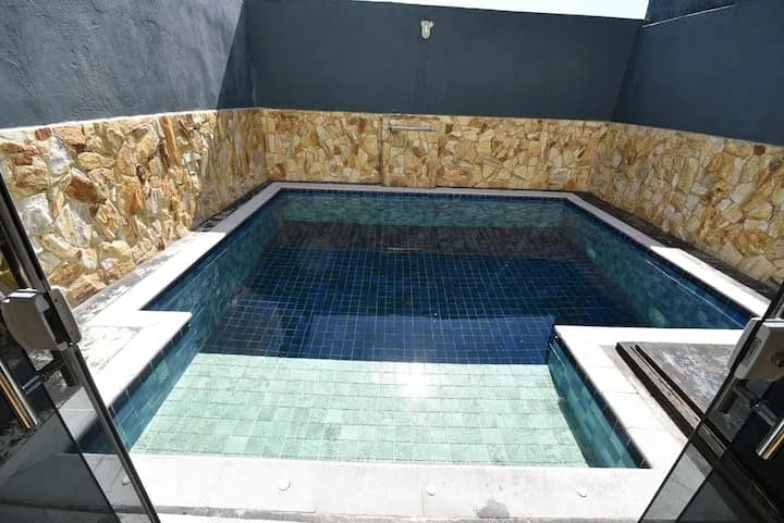 piscina aquecida vista da porta de vidro