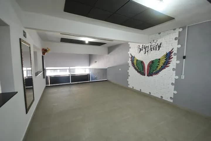 salão de eventos com painéis acústicos