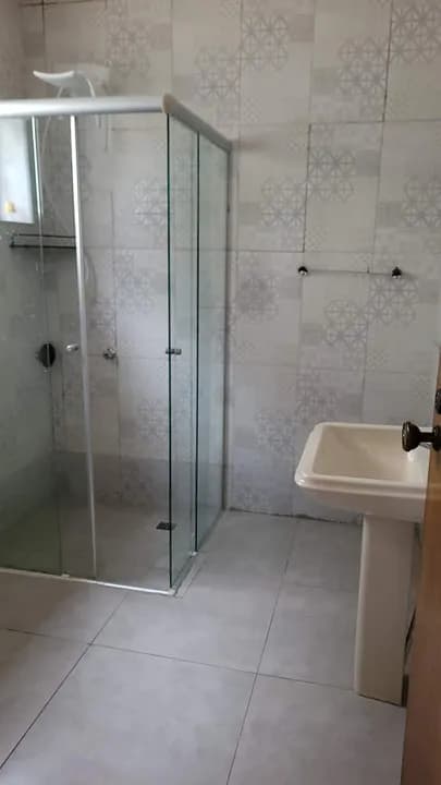 Banheiro com box de vidro