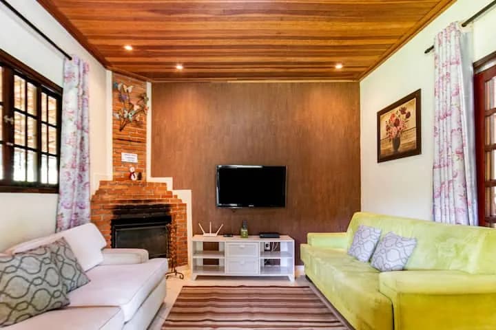 sala de estar com lareira de tijolos