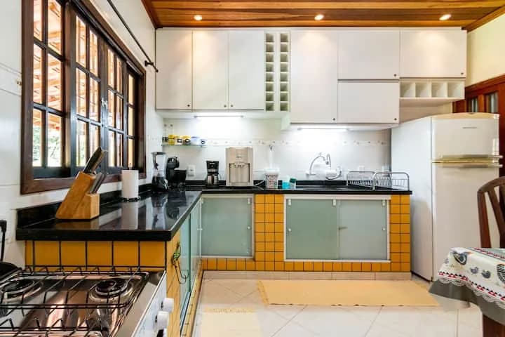 cozinha completa com fogão e bancada de granito