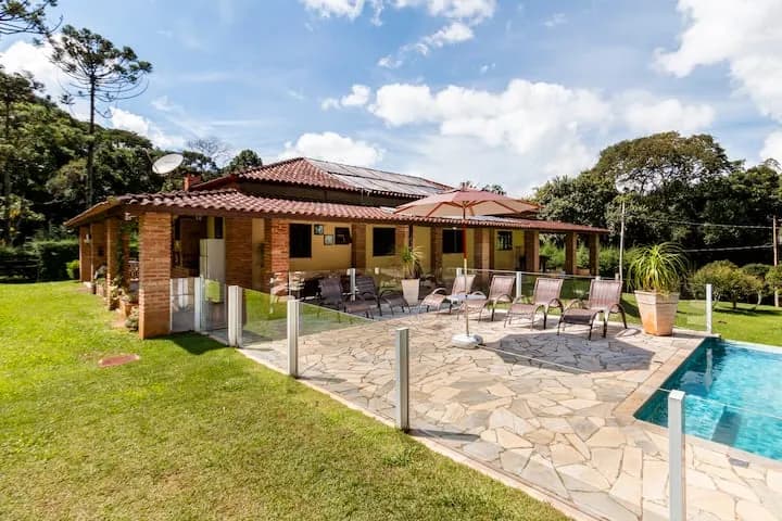 casa térrea com piscina e espreguiçadeiras