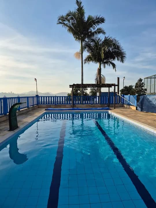 Piscina em deck elevado, vista para as montanhas