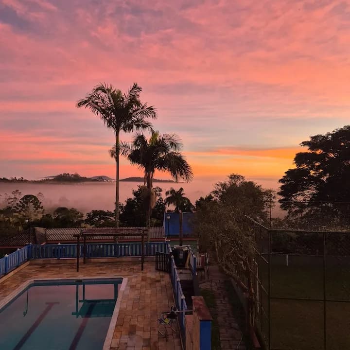 Pôr do sol sobre o vale, visto da piscina