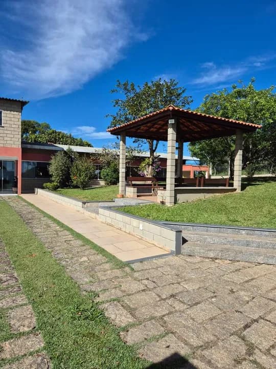 Quiosque de alvenaria com mesas para refeições