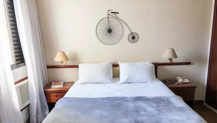 quarto com cama de casal e abajures