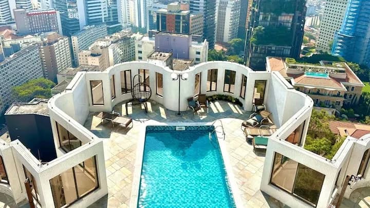 piscina na cobertura com vista panorâmica de São Paulo