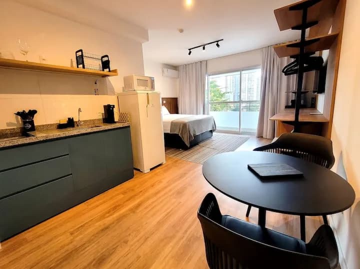 studio integrado, cozinha e cama junto à varanda
