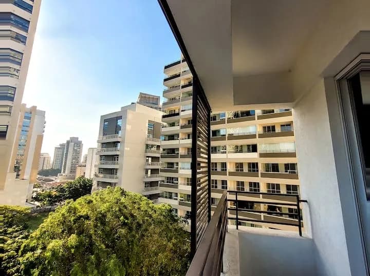 vista da varanda: prédios e verde do Butantã