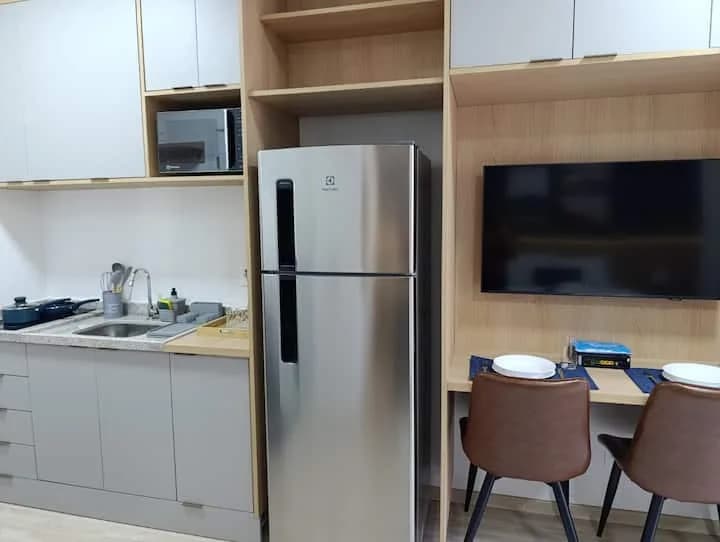 Cozinha equipada, mesa para 2