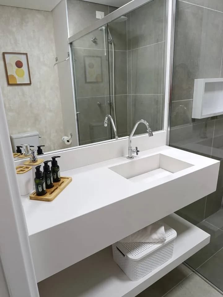 Banheiro com box de vidro