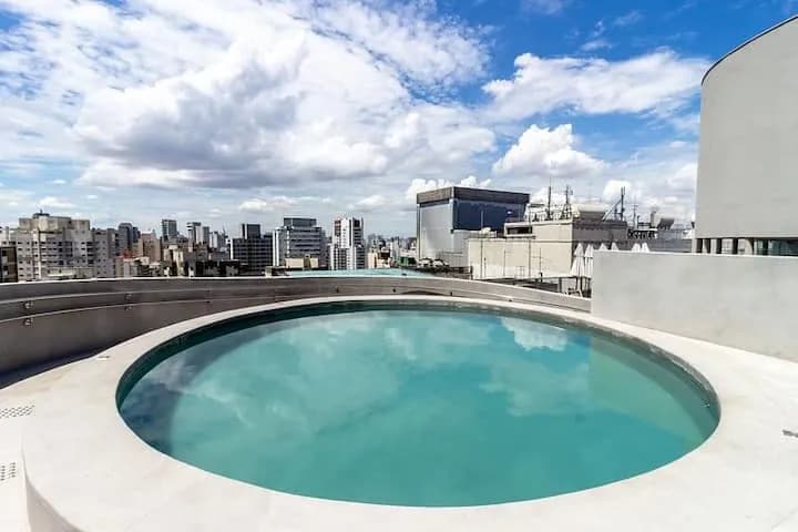 piscina redonda na cobertura do prédio