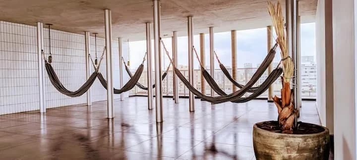 área de descanso com redes na cobertura
