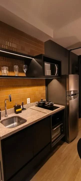 Cozinha completa com forno e micro-ondas