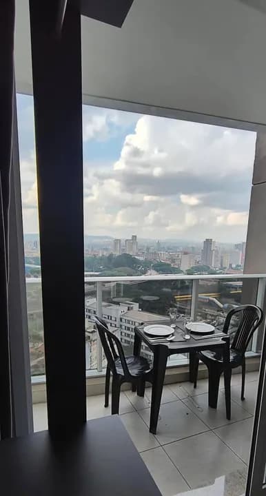 Sacada ampla de frente para a cidade